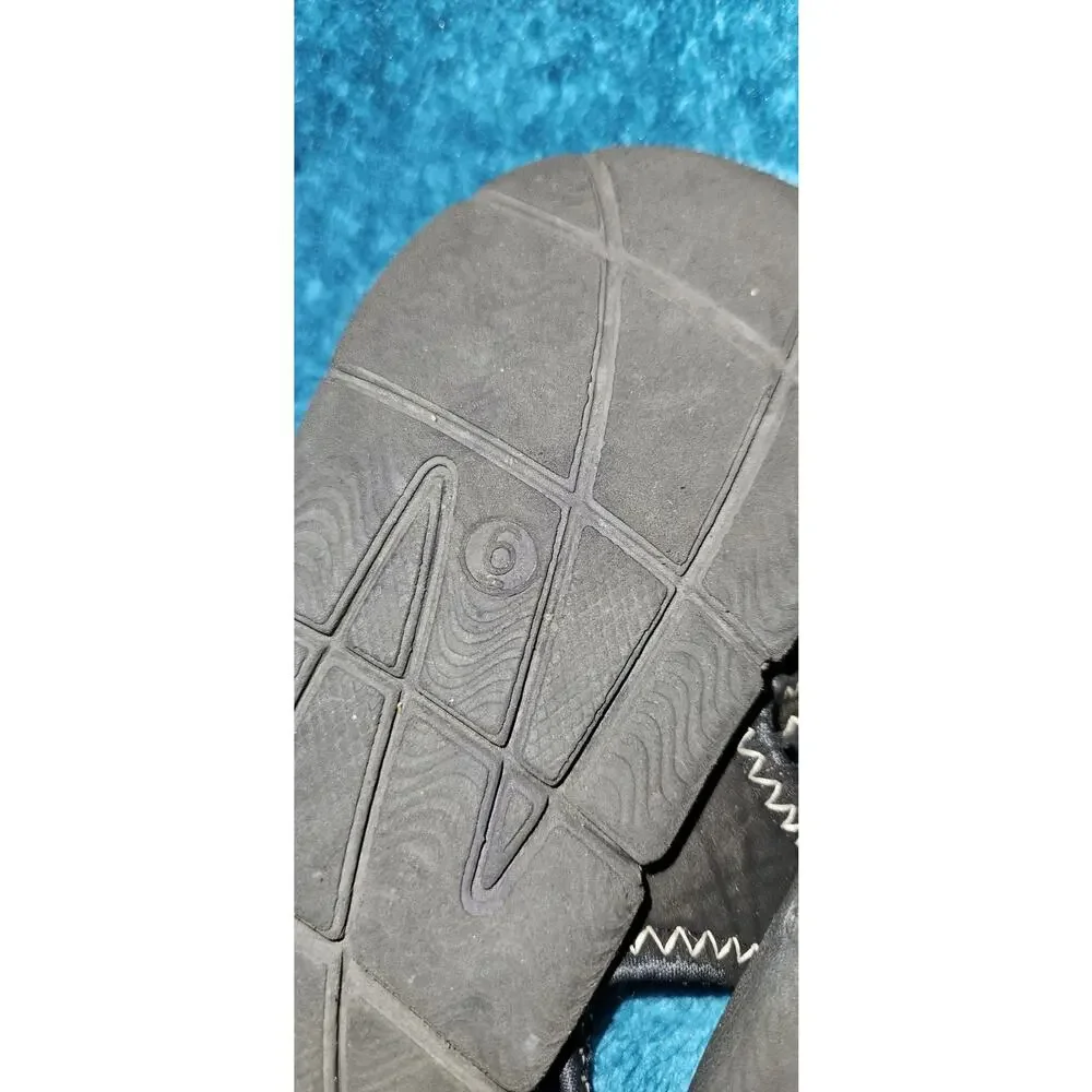 Lot Of 2 Pairs Of Toddler Water Sandals size 6 (flip flops size 7/8)
